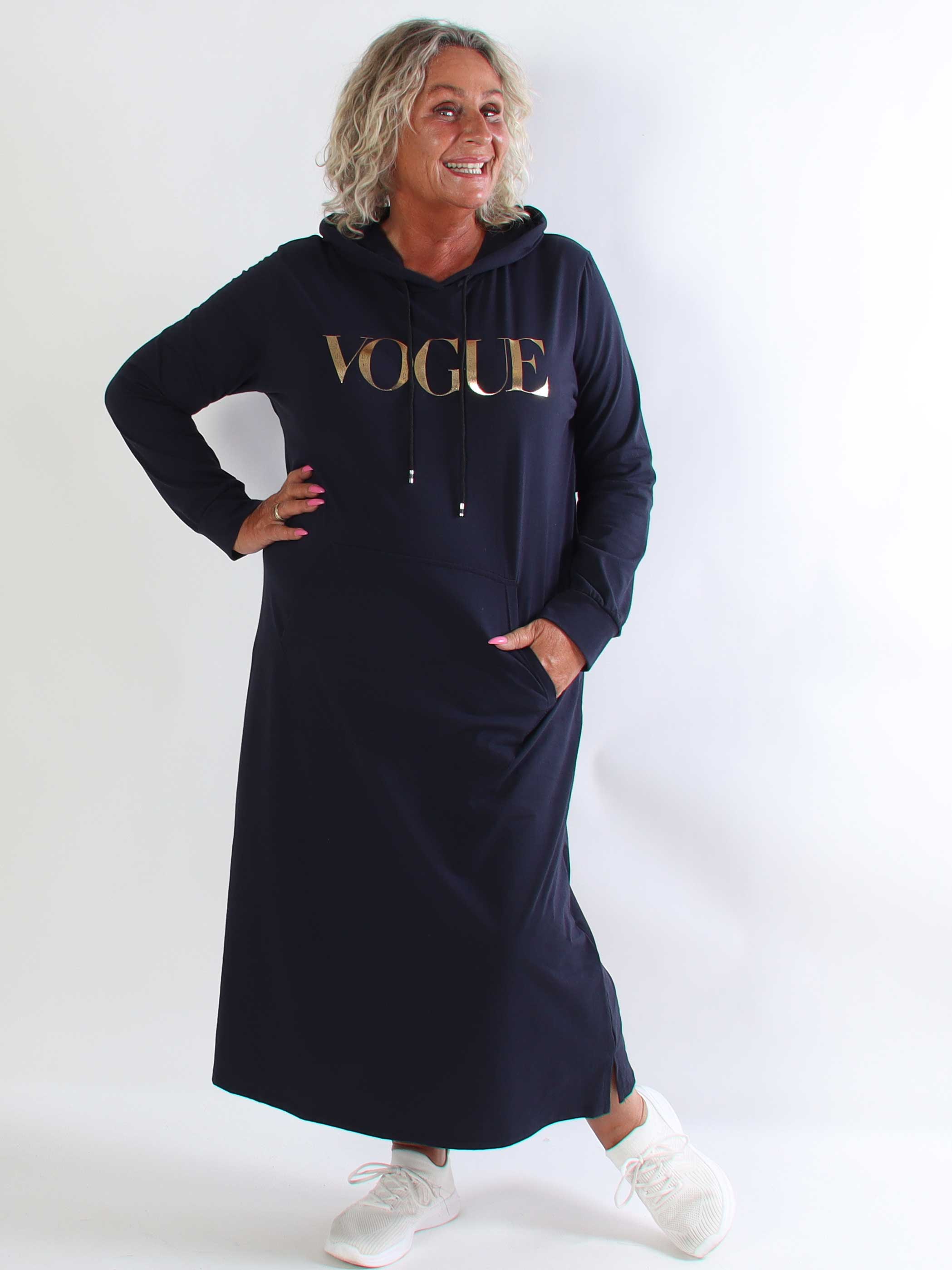 Violet - Lang plus size hoodiekjole i blød bomuld med VOGUE i flot guldprint